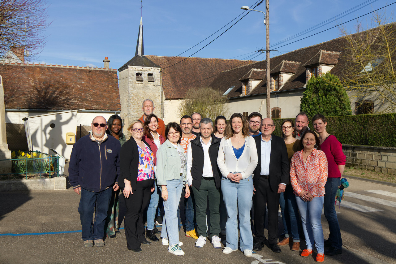 L'équipe Traditions et Renouveau au complet devant l'église de Chamvres